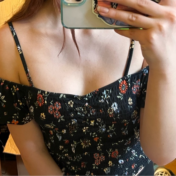 🌹 Floral Top 🌹SOLD - Picture 2 of 3